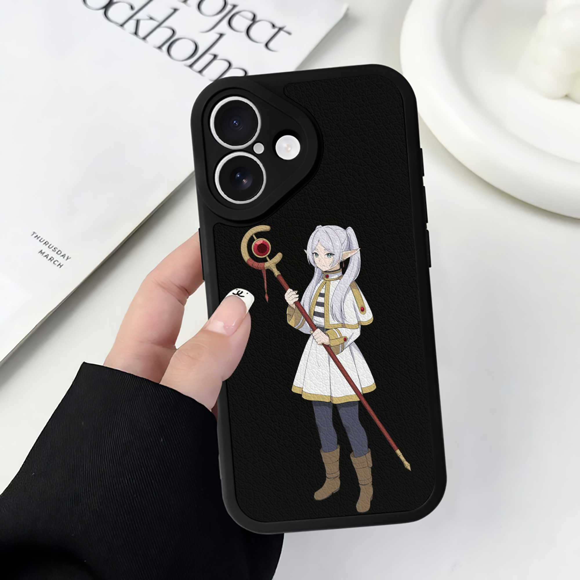 （画像用） 葬送のフリーレン Frieren 【iPhone 16シリーズ対応】シリコンスマホケース（レザー調） 材質：シリコン